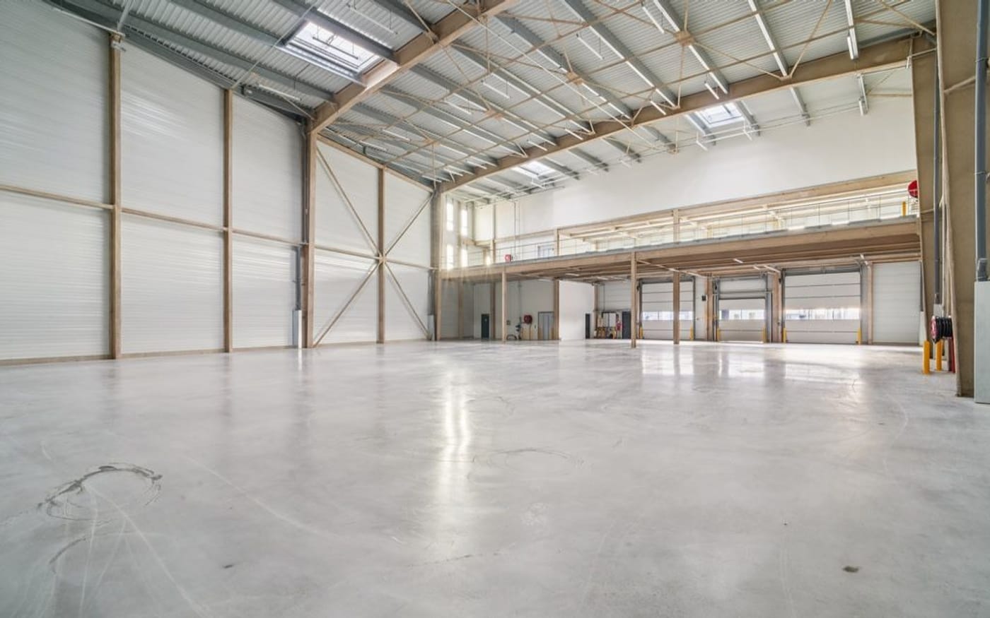 Hall logistique aux portes sectionnelles, remis en état par DCM CLEAN