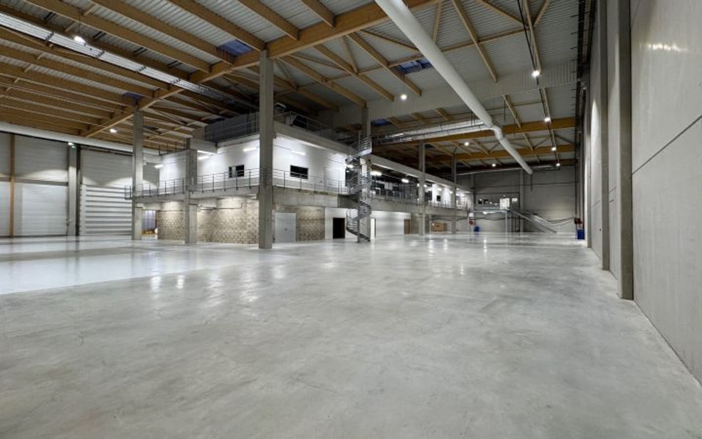 Entrepôt neuf à charpente bois, chantier de remise en état