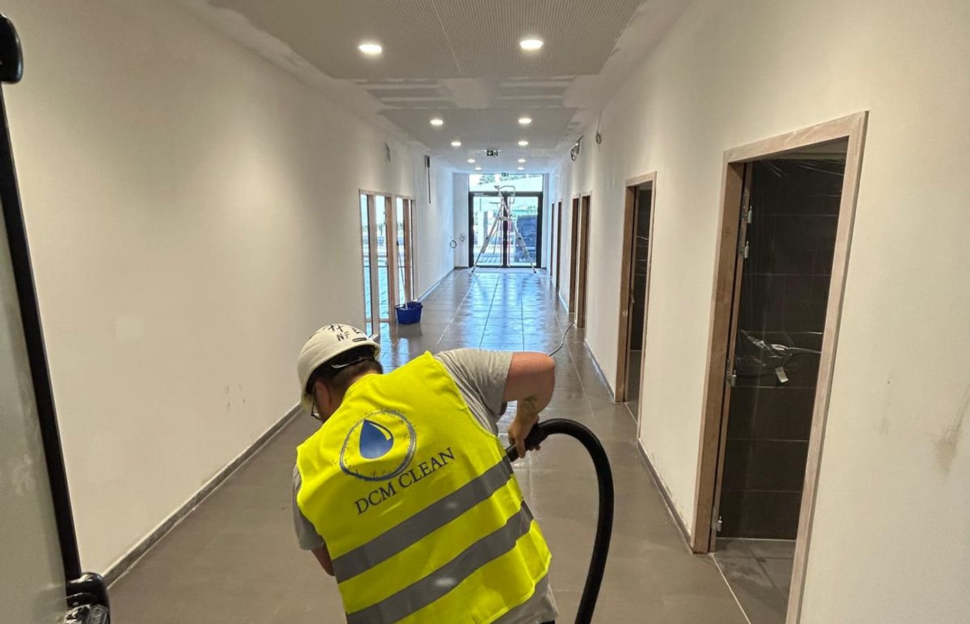 Agent DCM CLEAN au travail dans un bâtiment professionnel
