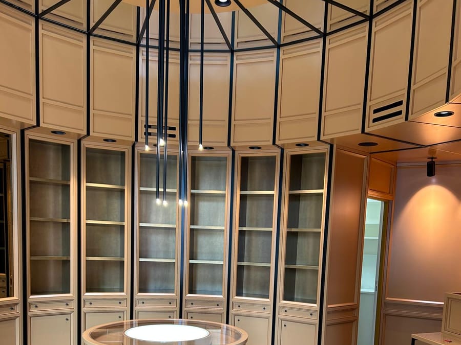 Rotonde d'une boutique haut de gamme, sol en marbre remis en état