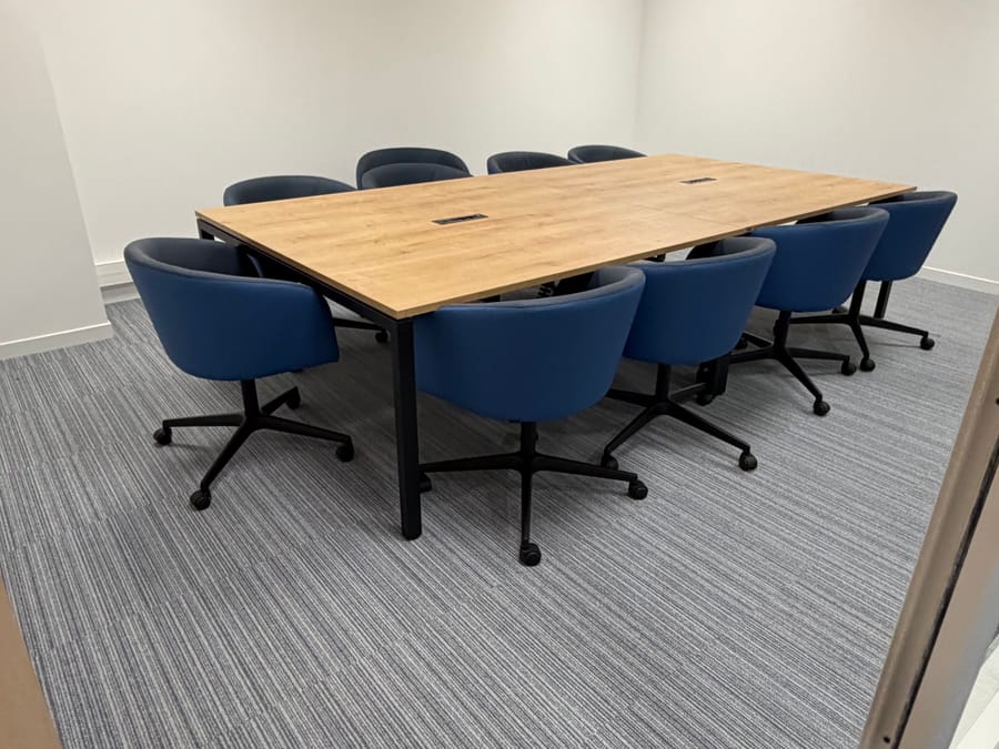 Salle de réunion de bureaux, moquette et mobilier entretenus