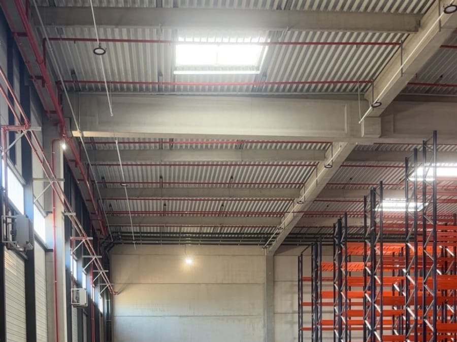 Entrepôt logistique et ses racks, sol béton lustré après remise en état