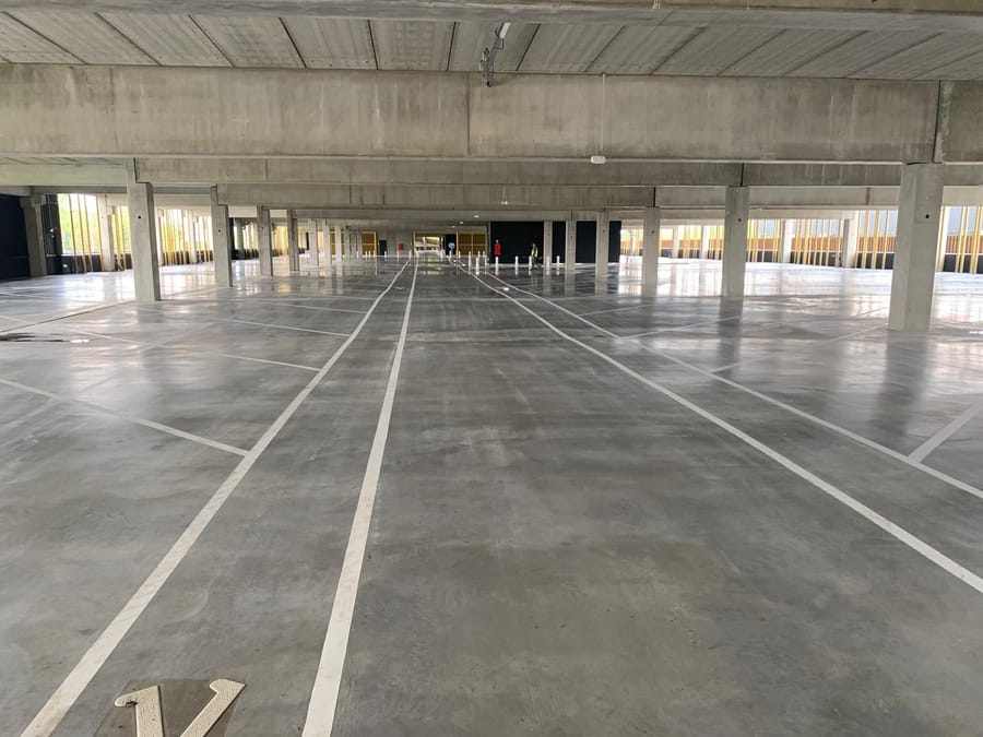 Niveau de parking en silo, sol béton et marquage nettoyés
