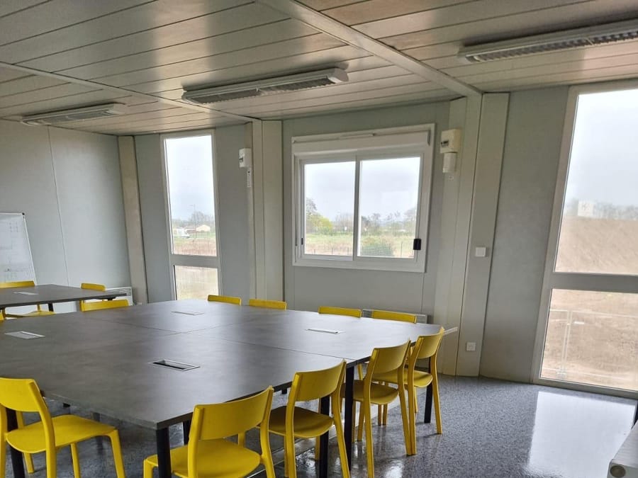 Salle de réunion d'une base vie de chantier après nettoyage quotidien